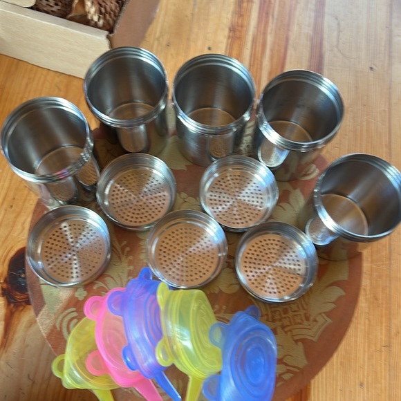 Bundle of 5 Reusable Spice Jars with Silicone Lids - Lids are New - Picture 9 of 16